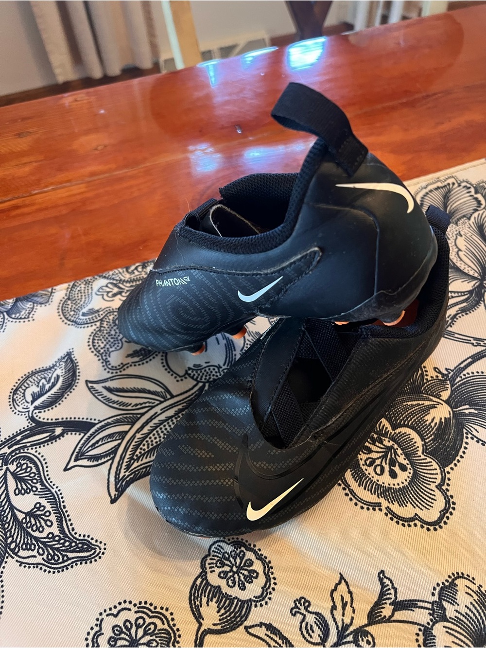 Nike Black Soccer Cleats Pull On No Tie